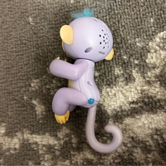 Fingerlings Interactive Baby Monkey - Purple with Blue Hair  WowWee - Picture 3 of 3